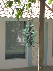 Picture of Flores de jade e clerodendros. Photo number 3809120788 by Pousada Pé na Areia - Charming, fully decorated sea facing chalets located on Boiçucanga beach, on São Paulo northern shore. Boiçucanga is a beach with calm waters and woundrous sunset, surrounded by the Atlantic Rainforest and by very good restaurants. There also is a complete services infrastructure that includes supermarkets and shopping malls. You can find all that and much more at “Pé na Areia” (aka “Esquina da Mentira”), the perfect place for spending your vacations and weekends, or even having your own house at the sea.