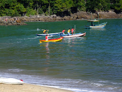 Picture of Regata de canoas. Photo number 3799190996 by Pousada Pé na Areia - Charming, fully decorated sea facing chalets located on Boiçucanga beach, on São Paulo northern shore. Boiçucanga is a beach with calm waters and woundrous sunset, surrounded by the Atlantic Rainforest and by very good restaurants. There also is a complete services infrastructure that includes supermarkets and shopping malls. You can find all that and much more at “Pé na Areia” (aka “Esquina da Mentira”), the perfect place for spending your vacations and weekends, or even having your own house at the sea.