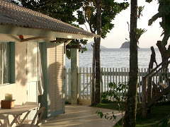Imagem das acomodações do chalé 4: Barracuda / Image of the accommodations on challet 4: "Barracuda" Picture of A pousada, seus chalés e arredores. Photo number 3723155049 by Pousada Pé na Areia - Charming, fully decorated sea facing chalets located on Boiçucanga beach, on São Paulo northern shore. Boiçucanga is a beach with calm waters and woundrous sunset, surrounded by the Atlantic Rainforest and by very good restaurants. There also is a complete services infrastructure that includes supermarkets and shopping malls. You can find all that and much more at “Pé na Areia” (aka “Esquina da Mentira”), the perfect place for spending your vacations and weekends, or even having your own house at the sea.
