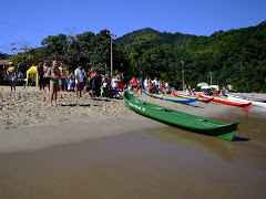 Picture of Regata de canoas. Photo number 3798375163 by Pousada Pé na Areia - Charming, fully decorated sea facing chalets located on Boiçucanga beach, on São Paulo northern shore. Boiçucanga is a beach with calm waters and woundrous sunset, surrounded by the Atlantic Rainforest and by very good restaurants. There also is a complete services infrastructure that includes supermarkets and shopping malls. You can find all that and much more at “Pé na Areia” (aka “Esquina da Mentira”), the perfect place for spending your vacations and weekends, or even having your own house at the sea.