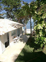 Picture of Chalé 7: Marlin branco. Photo number 4003455889 by Pousada Pé na Areia - Charming, fully decorated sea facing chalets located on Boiçucanga beach, on São Paulo northern shore. Boiçucanga is a beach with calm waters and woundrous sunset, surrounded by the Atlantic Rainforest and by very good restaurants. There also is a complete services infrastructure that includes supermarkets and shopping malls. You can find all that and much more at “Pé na Areia” (aka “Esquina da Mentira”), the perfect place for spending your vacations and weekends, or even having your own house at the sea.